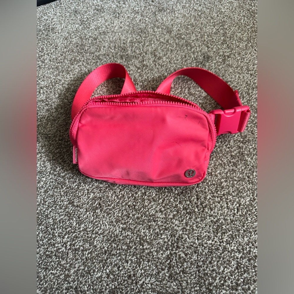 Lululemon Everywhere 1L Belt Bag in Lip Gloss Pink